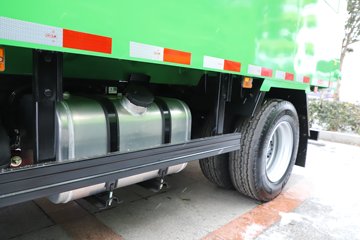 �������ó� ����G100 2.5L���� 155���� 4X2 ��ʿ��8�� 3.3�׵�����ж��ͼƬ