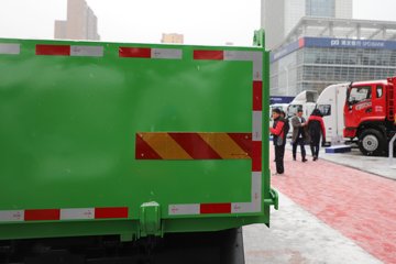 �������ó� ����G100 2.5L���� 155���� 4X2 ��ʿ��8�� 3.3�׵�����ж��ͼƬ