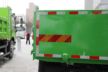 �������ó� ����G100 2.5L���� 155���� 4X2 ��ʿ��8�� 3.3�׵�����ж��ͼƬ