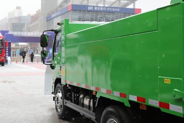 �������ó� ����G100 2.5L���� 155���� 4X2 ��ʿ��8�� 3.3�׵�����ж��ͼƬ