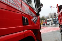 陕汽商用车 德御Q500 14.8L LNG 560马力 6X4 法士特12档 牵引车