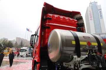 �������ó� ����Q500 14.8L LNG 560���� 6X4 ��ʿ��12�� ǣ����ͼƬ