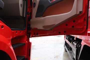 �������ó� ����Q500 14.8L LNG 560���� 6X4 ��ʿ��12�� ǣ����ͼƬ