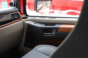 �������ó� ����Q500 14.8L LNG 560���� 6X4 ��ʿ��12�� ǣ����ͼƬ