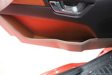 �������ó� ����Q500 14.8L LNG 560���� 6X4 ��ʿ��12�� ǣ����ͼƬ