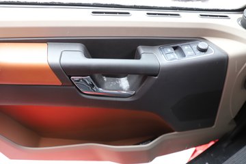 �������ó� ����Q500 14.8L LNG 560���� 6X4 ��ʿ��12�� ǣ����ͼƬ