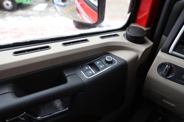 �������ó� ����Q500 14.8L LNG 560���� 6X4 ��ʿ��12�� ǣ����ͼƬ