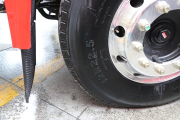 �������ó� ����Q500 14.8L LNG 560���� 6X4 ��ʿ��12�� ǣ����ͼƬ