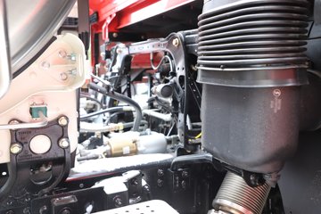 �������ó� ����Q500 14.8L LNG 560���� 6X4 ��ʿ��12�� ǣ����ͼƬ