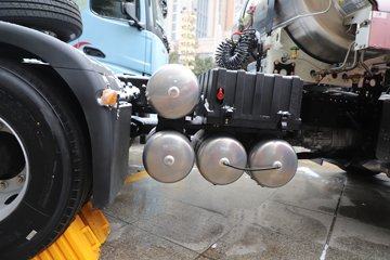 �������ó� ����Q500 14.8L LNG 560���� 6X4 ��ʿ��12�� ǣ����ͼƬ