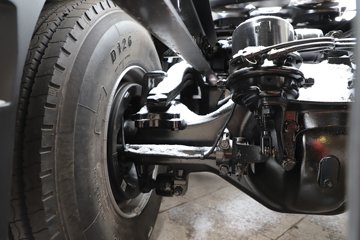 �������ó� ����Q500 14.8L LNG 560���� 6X4 ��ʿ��12�� ǣ����ͼƬ