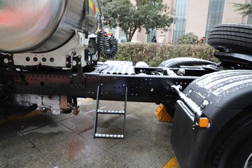 �������ó� ����Q500 14.8L LNG 560���� 6X4 ��ʿ��12�� ǣ����ͼƬ