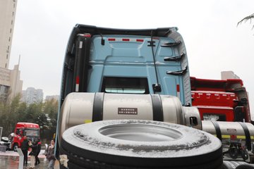 �������ó� �Ӱ�S700 ������ 14.5L LNG 630���� 6X4 ����12�� AMT�Զ��� �߶�˫�� ǣ����ͼƬ