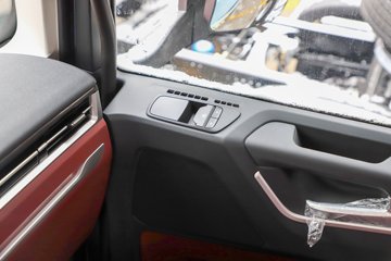 �������ó� �Ӱ�S700 ������ 14.5L LNG 630���� 6X4 ����12�� AMT�Զ��� �߶�˫�� ǣ����ͼƬ
