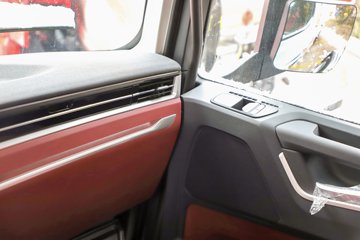 �������ó� �Ӱ�S700 ������ 14.5L LNG 630���� 6X4 ����12�� AMT�Զ��� �߶�˫�� ǣ����ͼƬ
