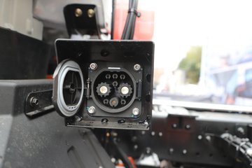 �������ó�����S300 Express 4.2�׵��Ŵ��綯��ʽ�Ῠ ����ʱ��140.41kWhͼƬ