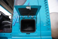 青岛解放 鹰航 智享版 15.7L LNG 720马力 6X4 法士特16档 AMT自动档 牵引车