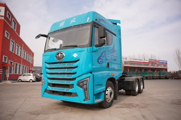 青岛解放 鹰航 智享版 15.7L LNG 720马力 6X4 法士特16档 AMT自动档 牵引车