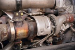 青岛解放 鹰航 智享版 15.7L LNG 720马力 6X4 法士特16档 AMT自动档 牵引车