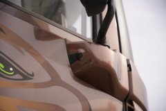 青岛解放JH6 7.8L柴油 360马力 一汽解放10档 6.75米排半仓栅式载货车 青岛解放JH6 7.8L柴油 360马力 一汽解放10档 6.75米排半仓栅式载货车