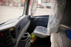 青岛解放JH6 7.8L柴油 360马力 一汽解放10档 6.75米排半仓栅式载货车 青岛解放JH6 7.8L柴油 360马力 一汽解放10档 6.75米排半仓栅式载货车