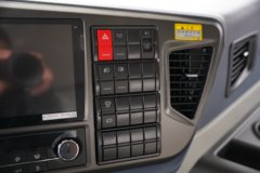 青岛解放JH6 7.8L柴油 360马力 一汽解放10档 6.75米排半仓栅式载货车 青岛解放JH6 7.8L柴油 360马力 一汽解放10档 6.75米排半仓栅式载货车