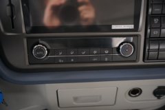 青岛解放JH6 7.8L柴油 360马力 一汽解放10档 6.75米排半仓栅式载货车 青岛解放JH6 7.8L柴油 360马力 一汽解放10档 6.75米排半仓栅式载货车