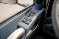 青岛解放JH6 7.8L柴油 360马力 一汽解放10档 6.75米排半仓栅式载货车 青岛解放JH6 7.8L柴油 360马力 一汽解放10档 6.75米排半仓栅式载货车