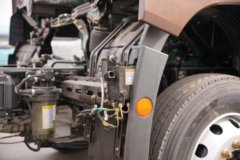 青岛解放JH6 7.8L柴油 360马力 一汽解放10档 6.75米排半仓栅式载货车 青岛解放JH6 7.8L柴油 360马力 一汽解放10档 6.75米排半仓栅式载货车