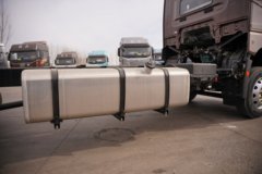 青岛解放JH6 7.8L柴油 360马力 一汽解放10档 6.75米排半仓栅式载货车 青岛解放JH6 7.8L柴油 360马力 一汽解放10档 6.75米排半仓栅式载货车