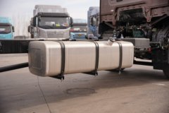 青岛解放JH6 7.8L柴油 360马力 一汽解放10档 6.75米排半仓栅式载货车 青岛解放JH6 7.8L柴油 360马力 一汽解放10档 6.75米排半仓栅式载货车