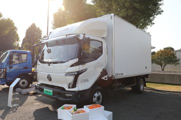 飞碟EW7 4X2 4.16米单排纯电动冷藏车 宁德时代140kWh