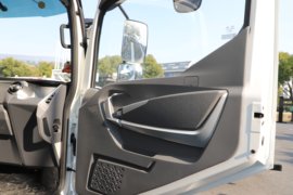 飞碟EW7&nbsp;电动冷藏车驾驶室图片