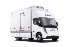 江淮坤鹏ET9 舒适版 4X2 4.055米单排纯电动冷藏车 宁德时代140.41kWh