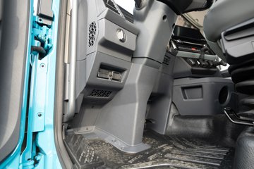 ���ӥ�� 15L LNG 600���� 6X4 һ�����12�� AMT�Զ��� ǣ����ͼƬ