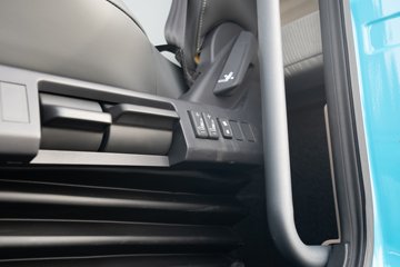 ���ӥ�� 15L LNG 600���� 6X4 һ�����12�� AMT�Զ��� ǣ����ͼƬ