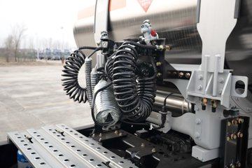 ���ӥ�� 15L LNG 600���� 6X4 һ�����12�� AMT�Զ��� ǣ����ͼƬ
