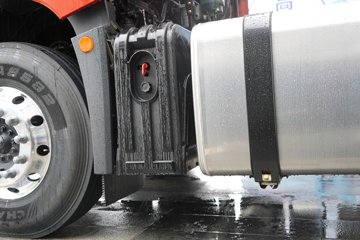 �ൺ���ӥ�� 13.2L���� 580���� 6X4 һ�����12�� ǣ����ͼƬ