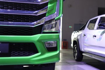 ����Ծ�������� 4.2L���� 200���� 4X2 ��ʿ��8�� 4.2����ж��ͼƬ