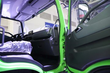 ����Ծ�������� 4.2L���� 200���� 4X2 ��ʿ��8�� 4.2����ж��ͼƬ