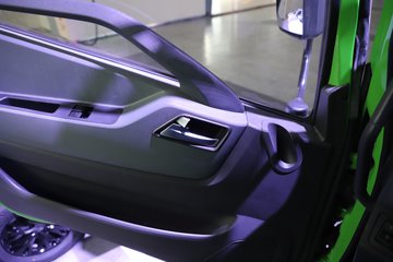 ����Ծ�������� 4.2L���� 200���� 4X2 ��ʿ��8�� 4.2����ж��ͼƬ