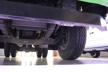 ����Ծ�������� 4.2L���� 200���� 4X2 ��ʿ��8�� 4.2����ж��ͼƬ