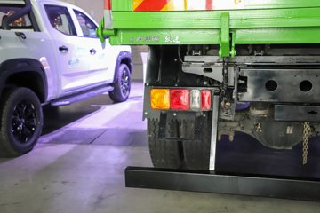 ����Ծ�������� 4.2L���� 200���� 4X2 ��ʿ��8�� 4.2����ж��ͼƬ