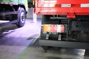 Ծ������H3 2.5L���� 180���� 4X2 ��ʿ��10�� 3.15�׵�����ж��ͼƬ