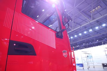 �������ҽ�ʨ ���ذ� 12.8L LNG 520���� 6X4 ��ʿ��12�� ǣ����ͼƬ