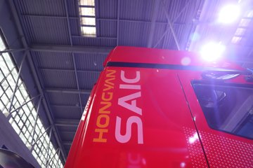 �������ҽ�ʨ ���ذ� 12.8L LNG 520���� 6X4 ��ʿ��12�� ǣ����ͼƬ