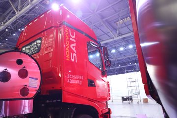 �������ҽ�ʨ ���ذ� 12.8L LNG 520���� 6X4 ��ʿ��12�� ǣ����ͼƬ