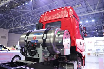 �������ҽ�ʨ ���ذ� 12.8L LNG 520���� 6X4 ��ʿ��12�� ǣ����ͼƬ