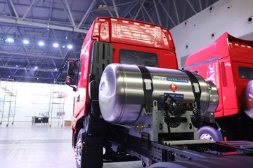 �������ҽ�ʨ ���ذ� 12.8L LNG 520���� 6X4 ��ʿ��12�� ǣ����ͼƬ