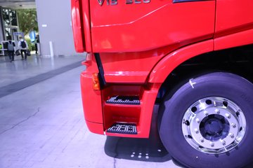 �������ҽ�ʨ ���ذ� 12.8L LNG 520���� 6X4 ��ʿ��12�� ǣ����ͼƬ